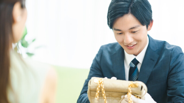 ご自宅でお品物を査定する査定員